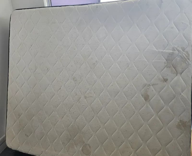 Colchón con manchas de humedad antes del lavado
